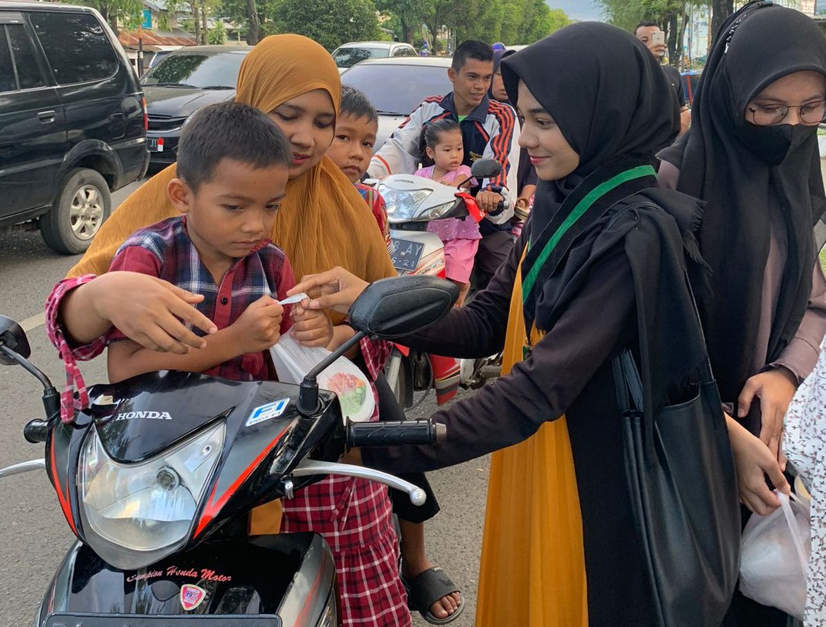 Korps HMI Wati (Kohati) cabang Banda Aceh membagikan takjil gratis bagi pengguna jalan, Sabtu (9/4/2022)
