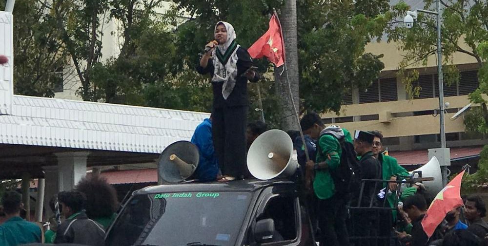 Demo yang berlangsung di kantor Dewan Perwakilan Rakyat Aceh (DPRA) Banda Aceh, Senin (11/4). (Kohati Banda Aceh)