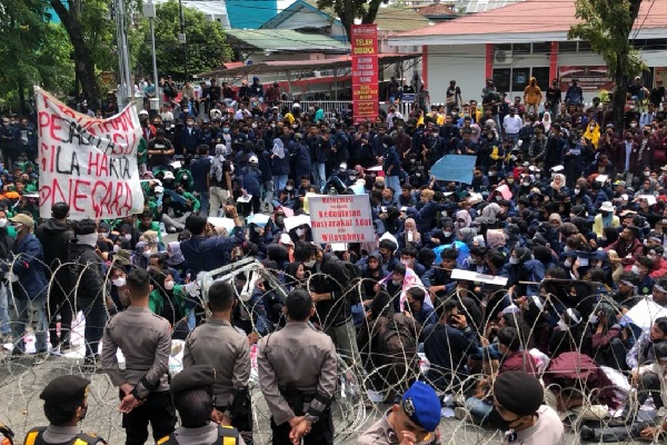 Demo mahasiswa di depan Gedung DPRD Sumbar, Senin (11/4/2022) siang. (Foto: Dok. Halbert Chaniago)