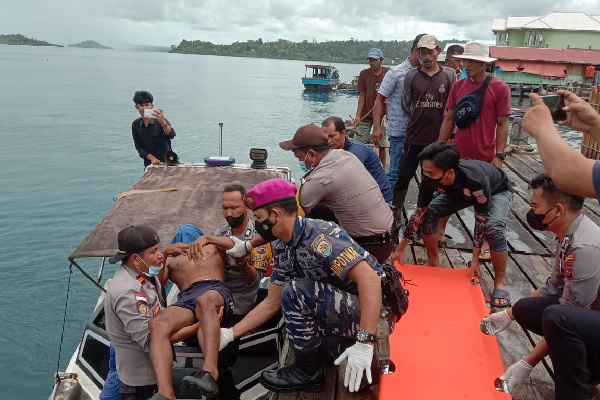 Evakuasi jasad penyelam gurita yang ditemukan meninggal dunia di Kepulauan Mentawai. (Foto: Dok. Istimewa)