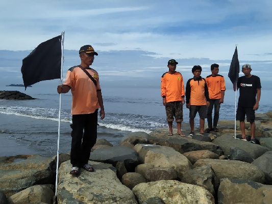 Salah satu bendera hitam yang dipasang di kawasan Batu Grip Pantai Padang. (Foto: Dok. Istimewa)