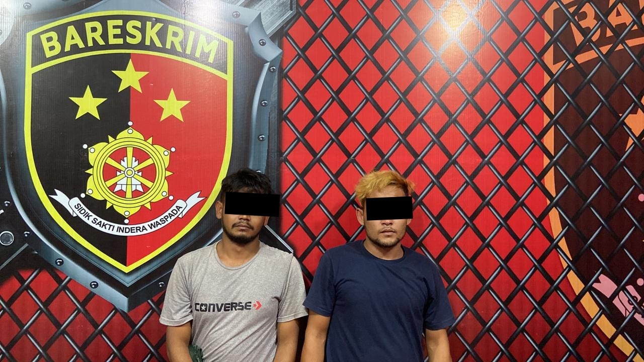 Dua terduga penyelundup getah pinus Aceh berada di kantor polisi, setelah Resmob Polres Abdya menangkap dan mengamankan barang bukti di Jalan Trangon KM5, tepatnya di Desa Ie Mirah, Kecamatan Babah Rot, Kabupaten Aceh Barat Daya, Senin, (25/4/2022).