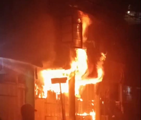 Kebakaran di Jl. Sisingamangaraja, Kelurahan Padang Mas, Kabanjahe Minggu (10/4/2022)