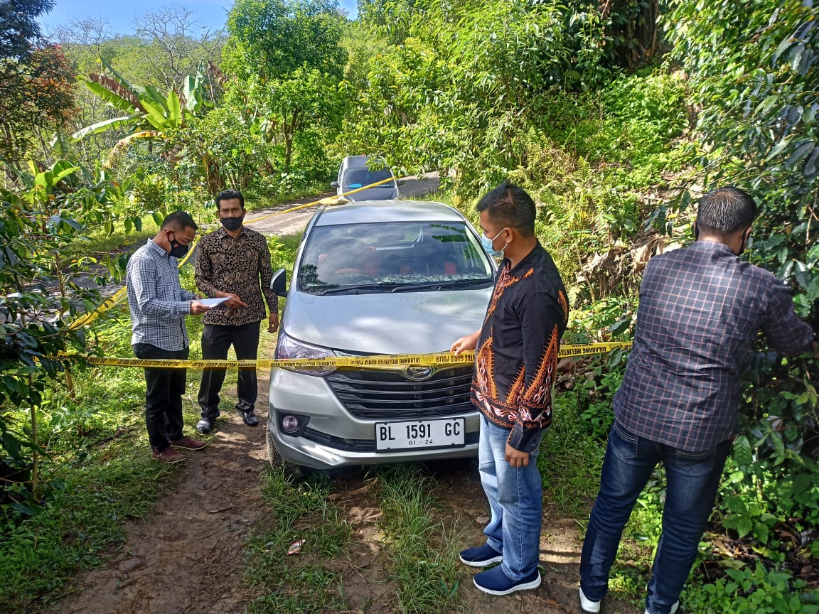 Mobil Xenia dengan nomor Polisi BL 1591 GC yang diduga milik pelaku kasus percobaan pencurian gabah kopi di Kecamatan Bener Kelipah, Bener Meriah, Aceh. (Foto Dok. Polsek Bandar)