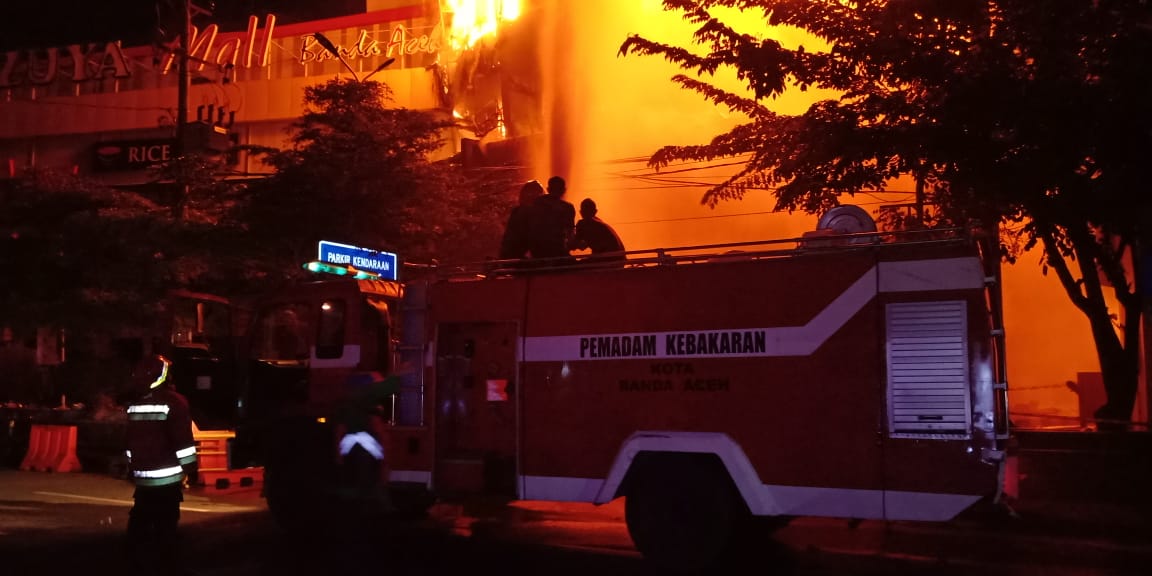 Petugas Pemadam kebakaran berjibaku memadamkan api di Suzuya Mall Banda Aceh.