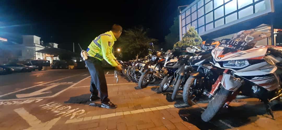 Satlantas Polresta Banda Aceh kembali mengamankan 35 unit motor berknalpot racing (brong) di Mapolresta Banda Aceh, Sabtu (2442022) malam.