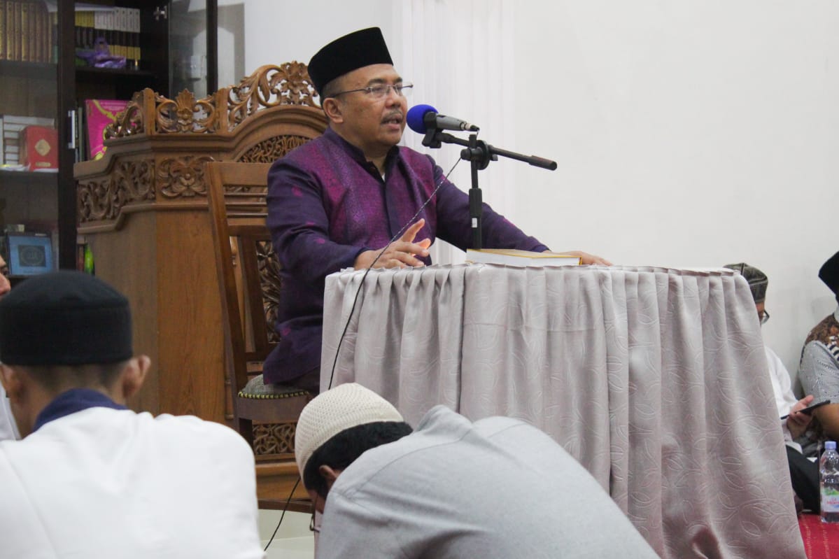 Sekdaprov Sumbar Hansastri saat mengisi ceramah di Al Kautsar Rawang Panjang,
Kelurahan Bungo Pasang Koto Tangah Kota Padang, Kamis (21/4/2022).