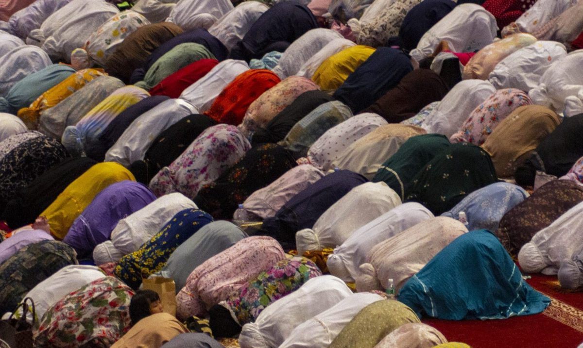 TARAWIH PERTAMA | Masyarakat Muslim di Sumatera Barat melaksanakan salat tarawih pertama sambut Ramadan 1443 Hijriah di Masjid Raya Sumatera Barat, Kota Padang, Provinsi Sumatera Barat, 2 April 2022. [Kariadil Harefa/Tanharimage/Halonusa]