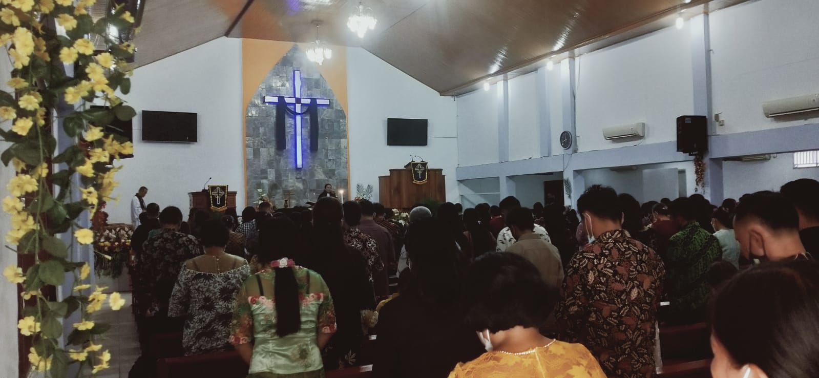Suasana ibadah Jumat Agung atau memperingati Wafat Isa Al-Masih di salah sati gereja di Padang, Sumatera Bara, 15 April 2022. (Hasan Gozali/Halonusa)