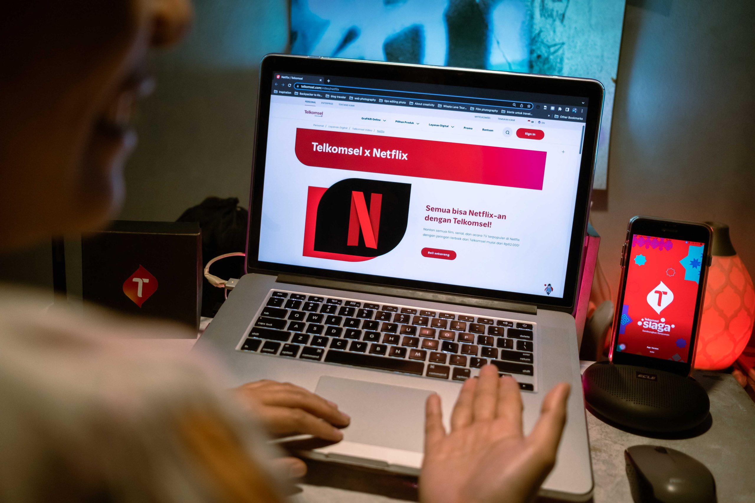 TelkomGroup melalui Telkomsel dan Indihome bekerja sama dengan Netflix untuk memudahkan pelanggan menikmati beragam konten serta tayangan favorit melalui berbagai perangkat seperti TV, laptop, smartphone, dan tablet. Pilihan paket khusus bagi pelanggan Te