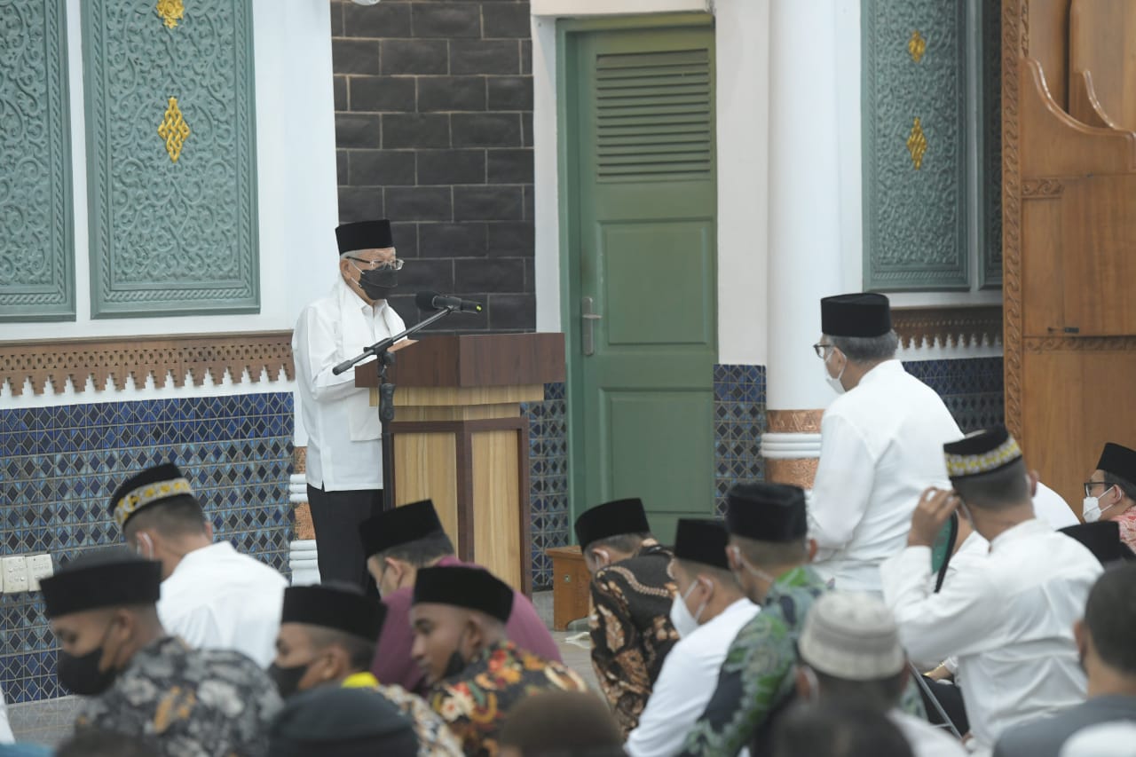 Wakil Presiden RI, K.H. Ma'ruf Amin memberikan Tausiah Ramadan usai pelaksanaan Salat Isya dan Tarawih berjamaah di Masjid Raya Baiturrahman, Banda Aceh, Rabu (13/4/2022).