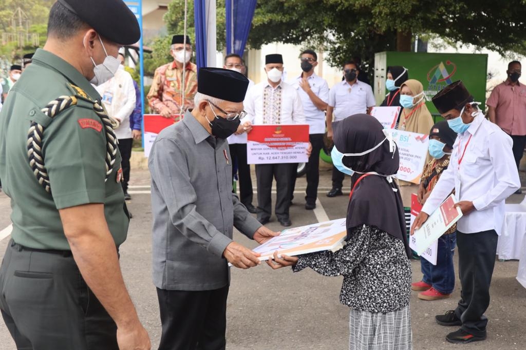 Wakil Presiden RI, K.H. Ma’ruf Amin, menyerahkan bantuan sosial (Bansos) dari Kementerian Sosial RI senilai Rp480 miliar lebih untuk masyarakat Aceh. (Foto Istimewa)