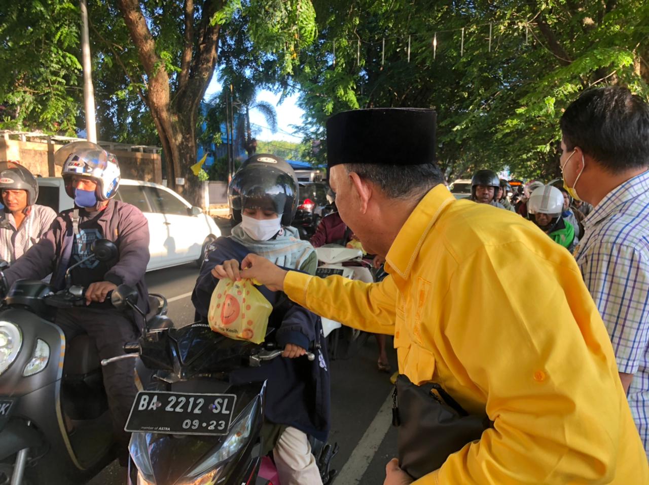 Sekretaris DPD Golkar memberikan takjil kepada masyarakat yang lewat di depan Kantor Golkar Sumatera barat