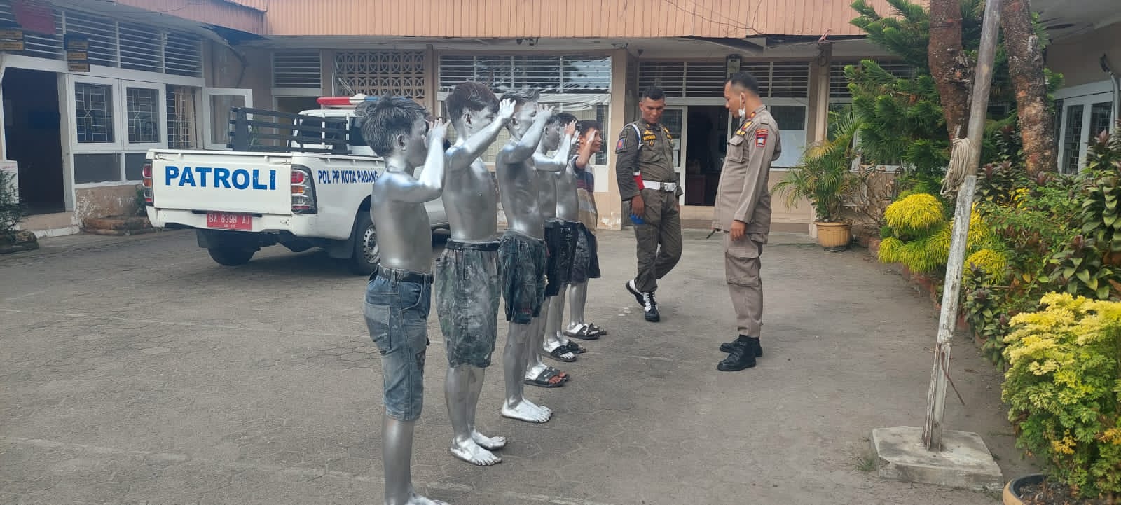 Enam Manusia Silver diamankan Satpol PP Padang (Foto Humas Satpol PP Padang)