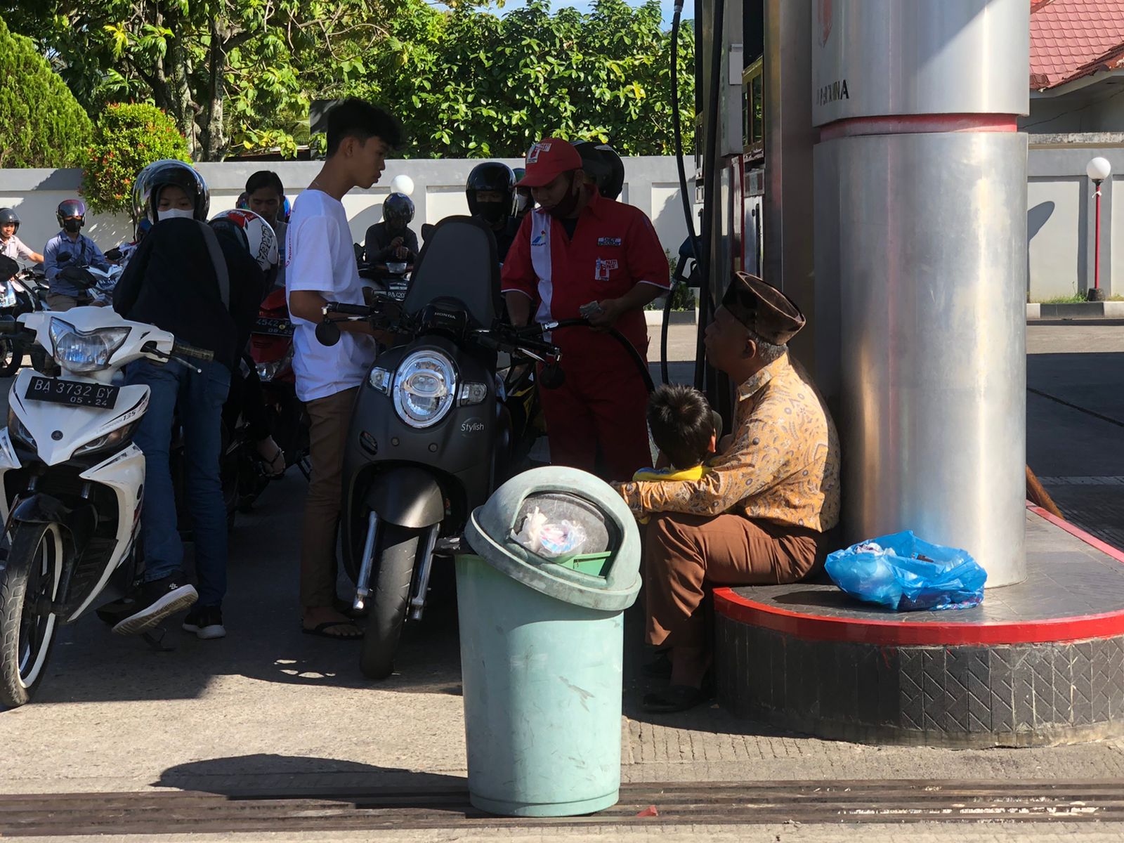 Seorag pengemis sedang meminta-minta di sebuah SPBU yang adadi Padang (Foto : Halbert Caniago)