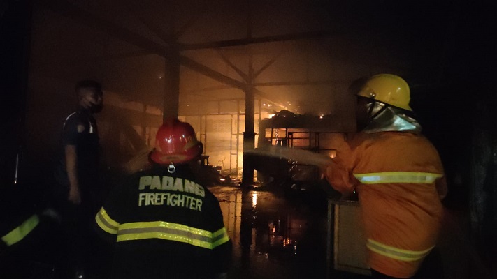Kebakaran bangunan di Padang pada Kamis (7/4/2022) dini hari. (Foto: Dok. Dinas Damkar Padang)