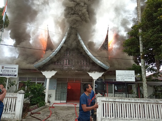 Kantor Lurah Bukit Apit Puhun terbakar pada Sabtu (9/4/2022) pagi. (Foto: Dok. Dinas Damkar Bukittinggi)