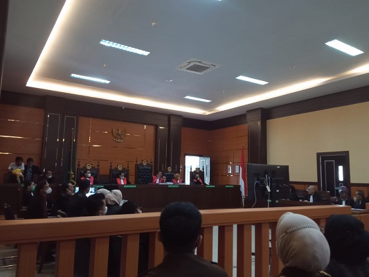 Sidang perdana kasus korupsi pembebasan lahan tol Padang-Pekanbaru. (Foto: Dok. Istimewa)