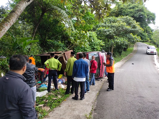 Truk sampah terbalik di Padang Panjang pada Jumat (8/4/2022) pagi. (Foto: Dok. Polres Padang Panjang)