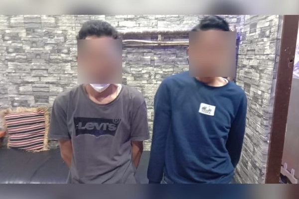 2 pelaku pencurian ponsel di rumah makan. (Foto: Dok. Polresta Padang)