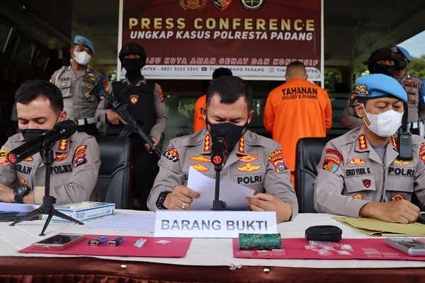 Ungkap kasus penyalahgunaan narkoba yang dilakukan oknum anggota Polri. (Foto: Dok. Polda Sumbar)