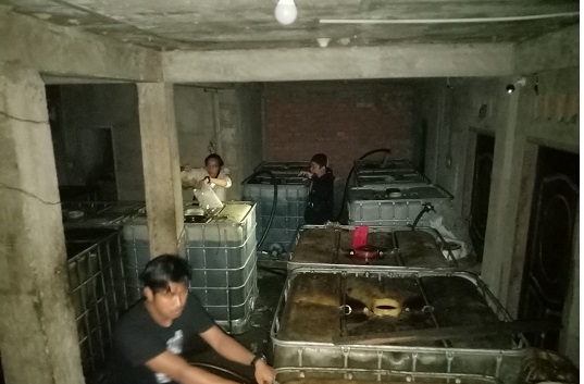 Rumah penimbunan solar bersubsidi yang diungkap polisi. (Foto: Dok. AKBP Anggun Cahyono untuk Halonusa.com)