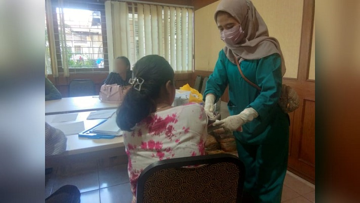 Salah satu perempuan yang terjaring razia di penginapan dilakukan tes darah. (Foto: Dok. Satpol PP Padang)