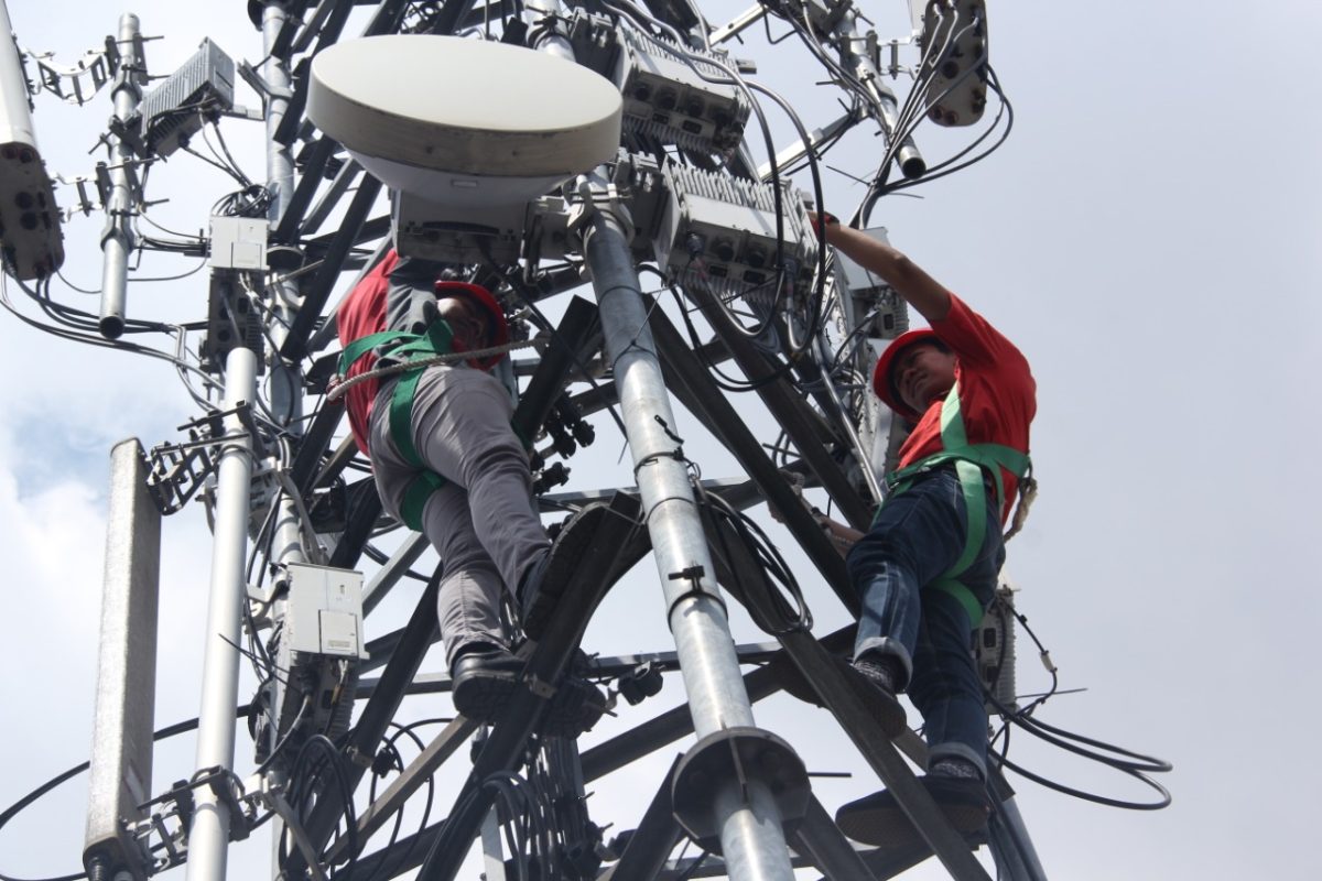 Optimalisasi Jaringan | Teknisi Telkomsel melakukan optimalisasi dan peningkatan kapasitas jaringan. Telkomsel menyiagakan Mobile BTS / Combat, termasuk melakukan penambahan BTS 4G pada titik strategis. (Telkomsel/Tanharimage/Halonusa)