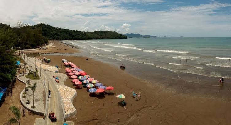 Pantai Air Manis Padang 