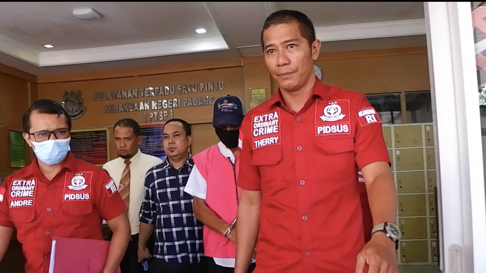 Tim Pidana Khusus Kejaksaan Negeri Padang menggiring Mantan Ketua KONI Sumatera Barat menuju mobil tahanan (Foto : Halbert Caniago)