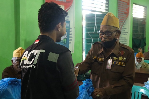 Bantuan pangan kepada Legiun Veteran Republik Indonesia (LVRI) Sumbar. (Foto: Dok. ACT Padang)