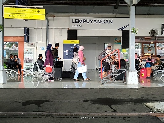 Sejumlah kedatangan penumpang kereta api di Daop 6 Yogyakarta. (Foto: Dok. KAI)