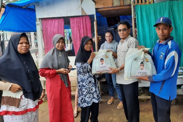 Sekretaris DPC Partai Gerindra Kabupaten Tanah Datar, Surva Hutri menyerahkan paket sembako dari Andre Rosiade kepada warga jelang Lebaran Idul Fitri 1443 Hijriah. (Foto: Dok. Istimewa)