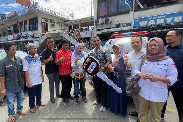 Penyerahan bantuan PKBL BUMN dari Andre Rosiade kepada pedagang Pasar Raya Padang. (Foto: Dok. Istimewa)