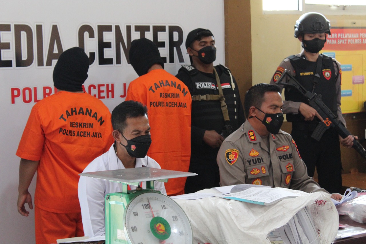 Satuan Reserse Kriminal (Satreskrim) Polres Aceh Jaya mengamankan SI (42), IRH (32), dan IAA (63) karena diduga terlibat tindak pidana pencurian arsip negara milik Badan Pengelola Keuangan Kabupaten (BPKK) Kabupaten Aceh Jaya.