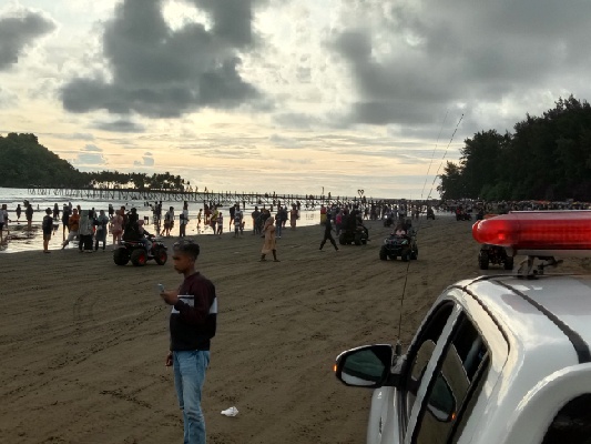 Sejumlah wisatawan mengunjungi Pantai Air Manis pada H 2 lebaran, Selasa (3/5/2022). (Foto: Muhammad Aidil)