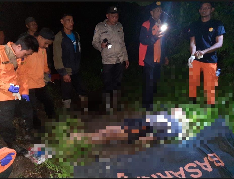 Jainudin, warga pemetik cabai meninggal di kebun warga di Kampung Seni Antara, Kecamatan Permata, Kabupaten Bener Meriah. Tim Pencarian dan Penyelamatan (SAR) mengevakuasi jenazah. (Polsek PermataHalonusa.com)
