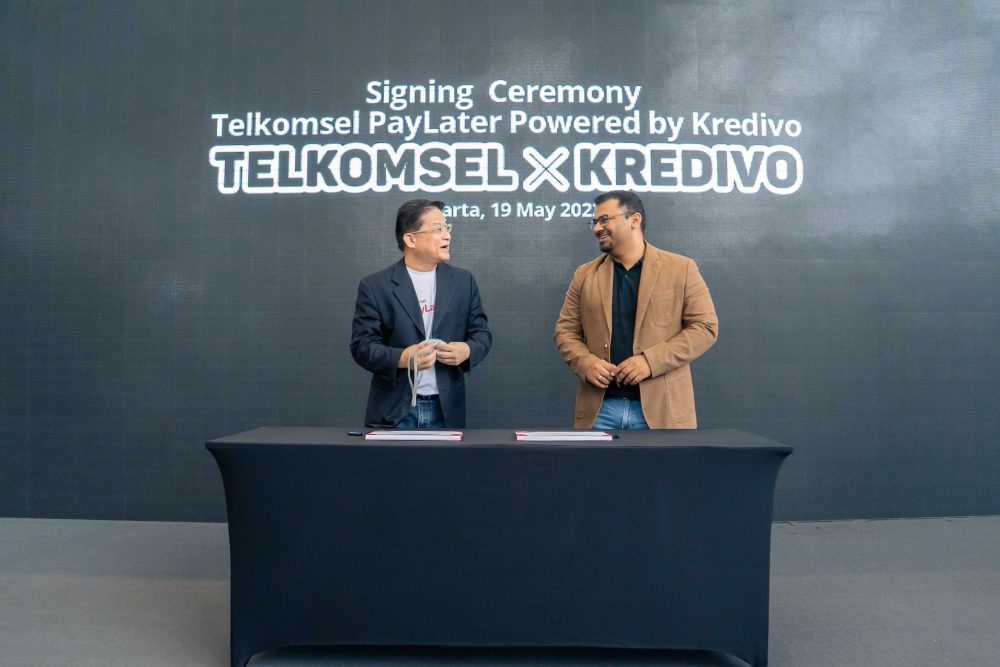 Telkomsel dan Kredivo berkolaborasi menghadirkan Telkomsel PayLater sebagai solusi layanan keuangan digital Buy Now Pay Later (BNPL) khusus telco yang ditandai dengan penandatanganan Perjanjian Kerja Sama antara kedua belah pihak di Jakarta, Kamis (19/5).