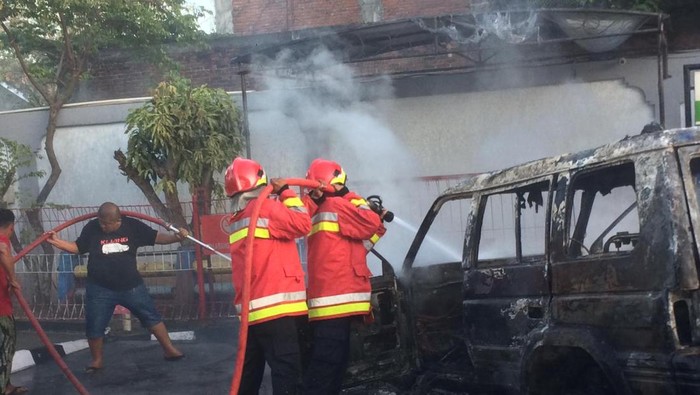 Mobil di Banda Aceh terbakar diduga karena petugas SPBU salah memasukkan BBM (istimewa)