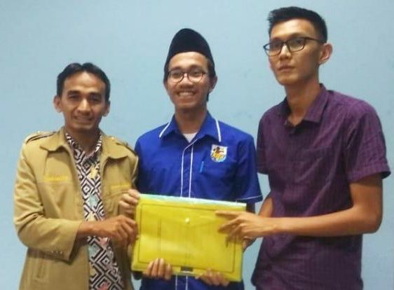 Muhammad Taufiqurrahman (tengah) saat mengantar berkas pencalonan diri sebagai calon Ketua Komite Nasional Pemuda Indonesia (KNPI) Kota Padang tahun 2018. (Dokumen Halonusa)