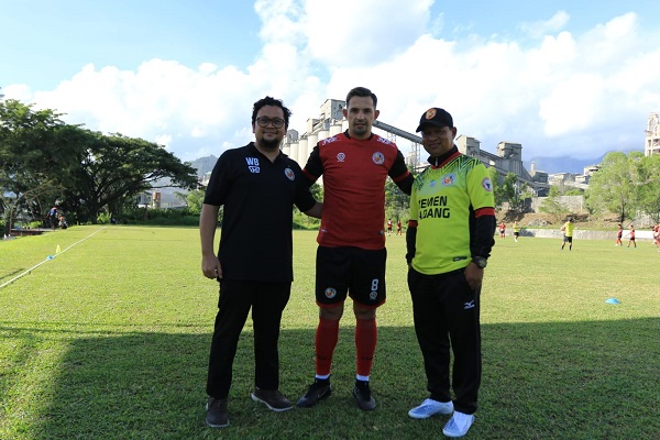 Pemain anyar Semen Padang FC, Silvio Escobar Benitez (tengah) diapit CEO, Win Bernadino (kiri) dan Pelatih Kepala, Delfiadri (kanan). (Foto: Dok. Media Officer SPFC)