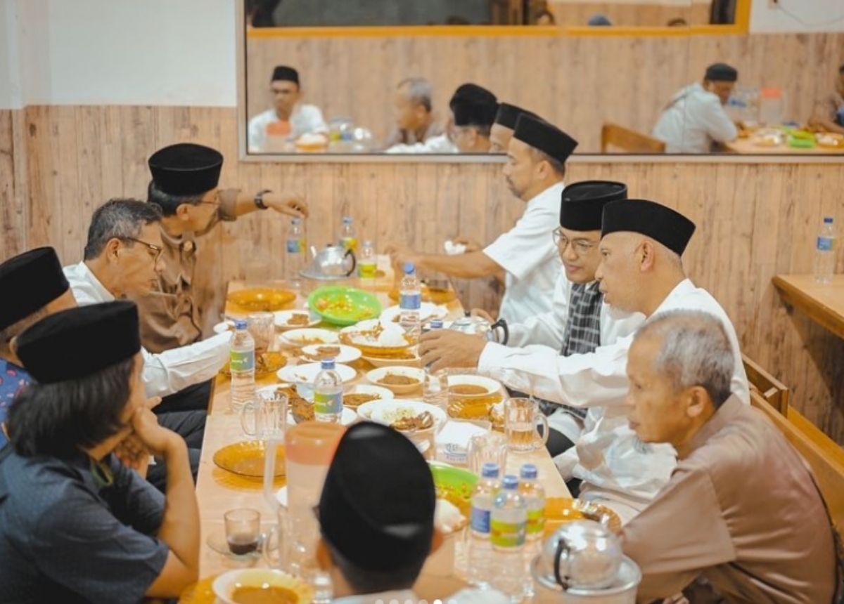 Gubernur Sumatera Barat, Mahyeldi saat makan malam bersama Irwan Prayitno, Gubernur Sumbar periode 2010-2020 usai hadiri acara halal bi halal di Solok, Sumatera Barat. (Instagram/Mahyeldi/Halonusa)