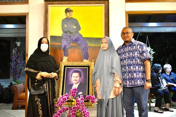 Anggota Komis DPR RI, Andre Rosiade melayat ke rumah almarhum Fahmi Idris. (Foto: Dok. Tim AR)