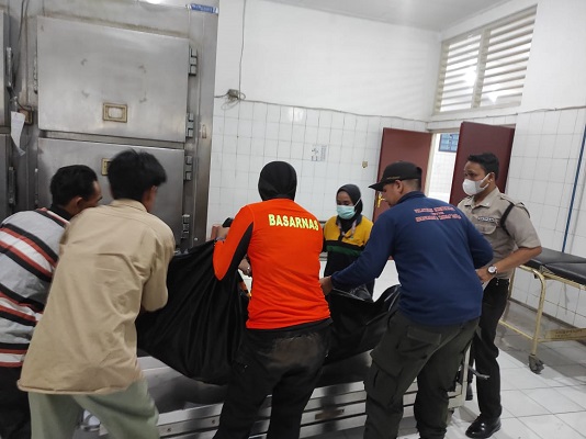 Evakuasi korban meninggal mobil terjun bebas di laut kawasan Bukit Kera Padang. (Foto: Dok. Pusdalops PB Padang)
