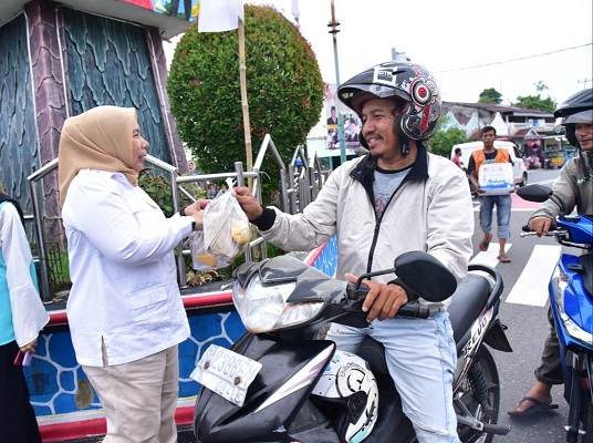 DPC Gerindra Pariaman berbagi kebahagiaan dengan pengguna jalan. (Foto: Dok. Istimewa)