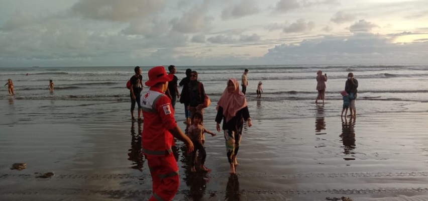 Petugas PMI Kota Padang memberikan imbauan pengunjung wisatawan di Pantai Air Manis (Foto: Dok. Muhammad Aidil)