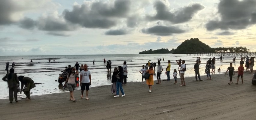 Sejumlah wisatawan memadati objek wisata Pantai Air Manis Padang. (Foto: Dok. Muhammad Aidil)