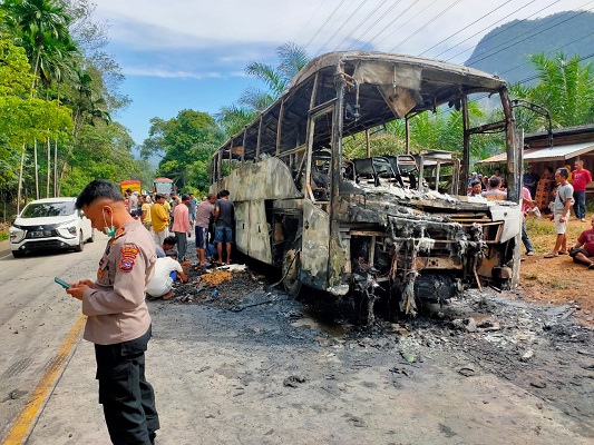 Kondisi bus ALS dengan rute Medan-Jakarta yang hangsu terbakar di Jalan Lintas Sumatera pada Jumat (13/6/2022) pagi. (Foto: Dok. Polres Sijunjung)