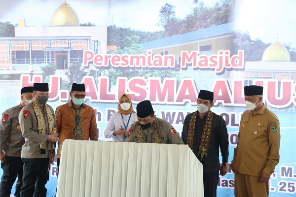 Wakapolri, Komjen Gatot Eddy Pramono meresmikan masjid keluarga besar Komjen (Purn) Suhardi Alius di Kabupaten Solok. (Foto: Dok. Humas Polda Sumbar)