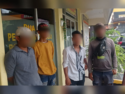 Sejumlah pelaku aksi pungutan liar (pungli) yang ditangkap polisi di objek wisata Kota Padang. (Foto: Dok. Polresta Padang)